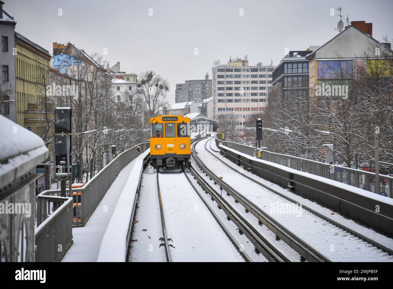 Berlin,Deutschland.01-15-2024.Berlin im Winter mit Schnee.öffentliche Verkehrsmittel,U-bahn Stockfoto