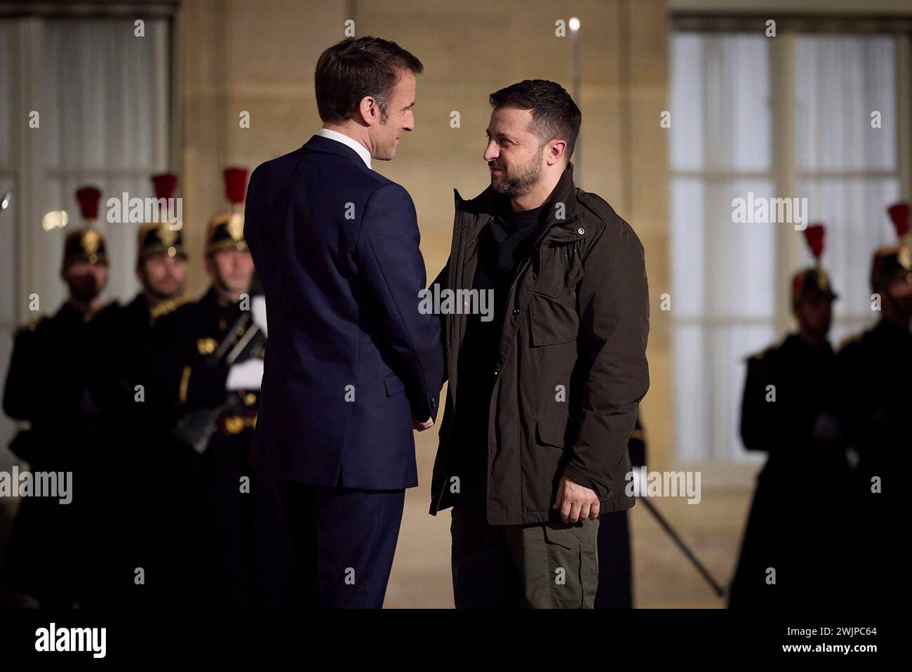 Paris, Frankreich. Februar 2024. Der französische Präsident Emmanuel Macron, links, begrüßt den ukrainischen Präsidenten Wolodymyr Zelenskyj, rechts, bei der Ankunft im Elysee-Palast am 16. Februar 2024 in Paris, Frankreich. Quelle: Pool Photo/Ukrainische Präsidentenpresse/Alamy Live News Stockfoto
