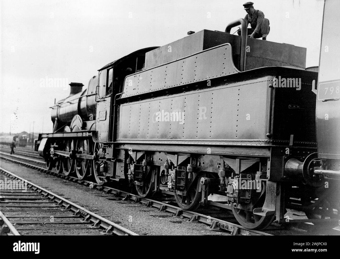 Ölbetriebene Personenlokomotiven -- der Feuerwehrmann überprüft die Ölversorgung. Aufgrund der akuten Kohleknappheit und des anhaltenden Preisanstiegs von Loco Coal beschloss die G.W.R. im vergangenen Herbst, gemeinsam mit der Anglo-Tranman Oil Company Experimente mit ölverbrennenden Lokomotiven durchzuführen. Erfahrene haben gezeigt, dass die Leistung einer ölbetriebenen Lokomotive der einer ähnlichen kohleverbrennenden Lokomotive in gutem Betriebszustand entspricht und dass eine schwere Güterlokomotive unter Last 6 Gallonen Schweröl pro Meile verbraucht, verglichen mit 75 Pfund Kohle. August 1946. (Foto b ... Stockfoto