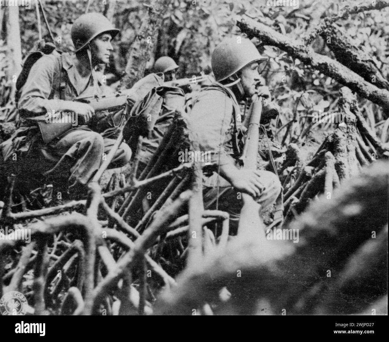 TESSE Awaiting Orders -- Infanteristen der US-Armee blicken aufmerksam nach vorne, während sie erwarten, dass sie von ihrer Position über das offene Wasser zu einer anderen Insel im Südwesten des Pazifiks vorrücken. November 1943. (Foto mit zugehöriger Taste Drahtfoto). Stockfoto