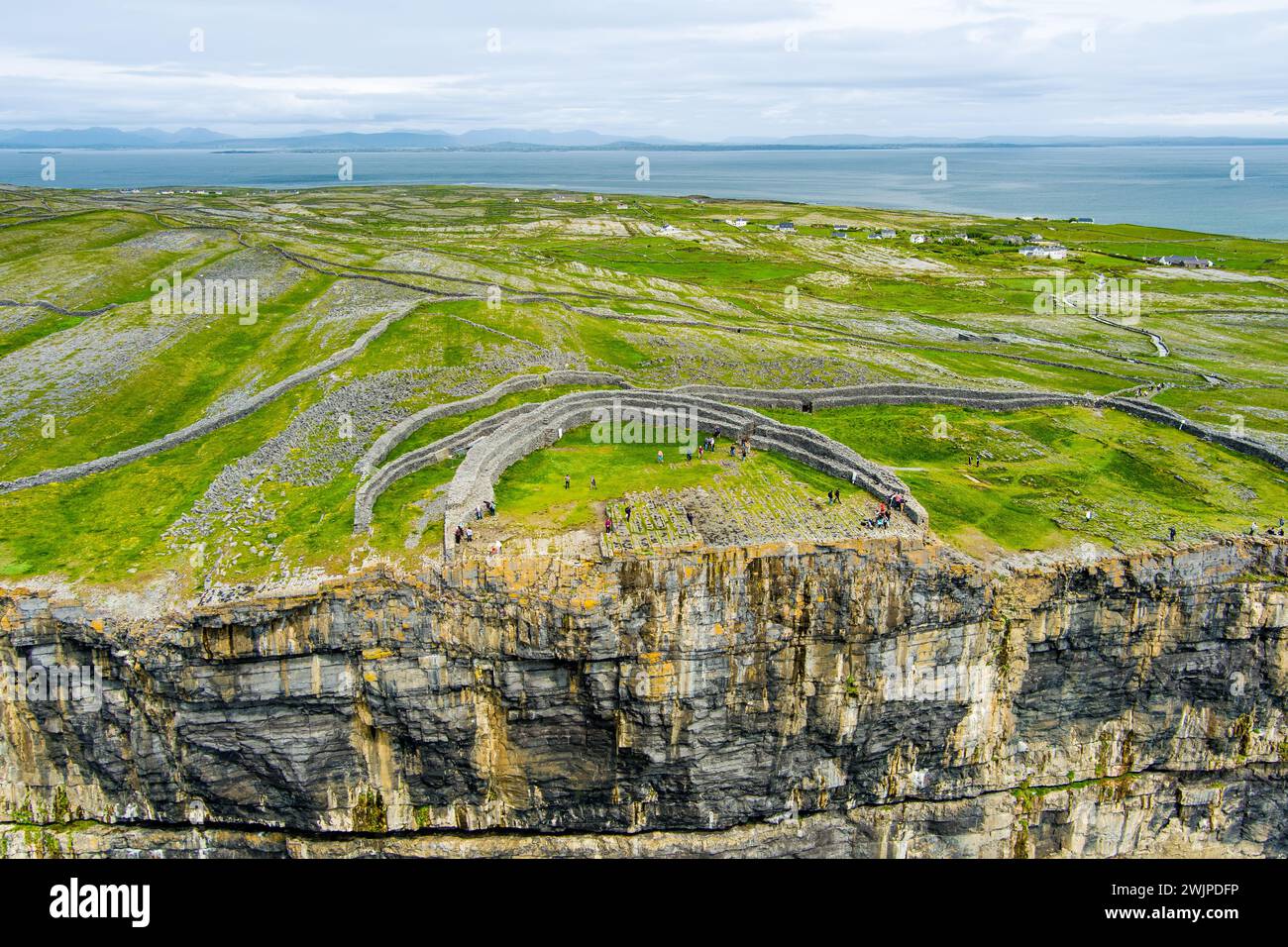 Blick aus der Vogelperspektive auf Dun Aonghasa oder Dun Aengus, die größte prähistorische Steinfestung der Aran-Inseln, beliebte Touristenattraktion, wichtige archäologische Sehenswürdigkeiten Stockfoto