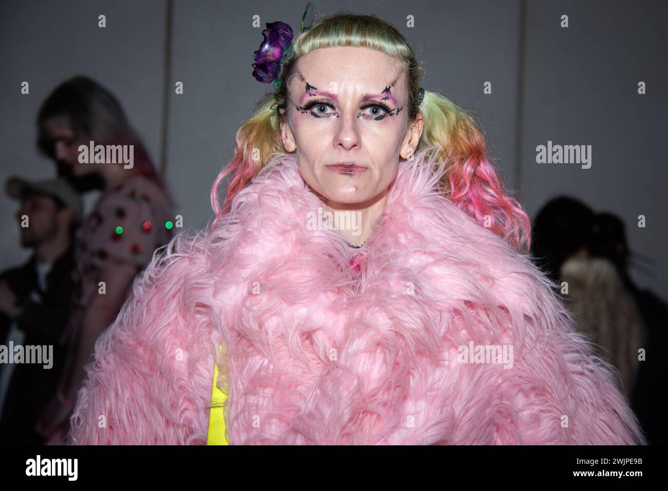 London, Großbritannien. Februar 2024. Ein Gast nimmt an der Jack Irving Amphitrite-Präsentation auf der London Fashion Week im Februar 2024 Teil. Quelle: SOPA Images Limited/Alamy Live News Stockfoto