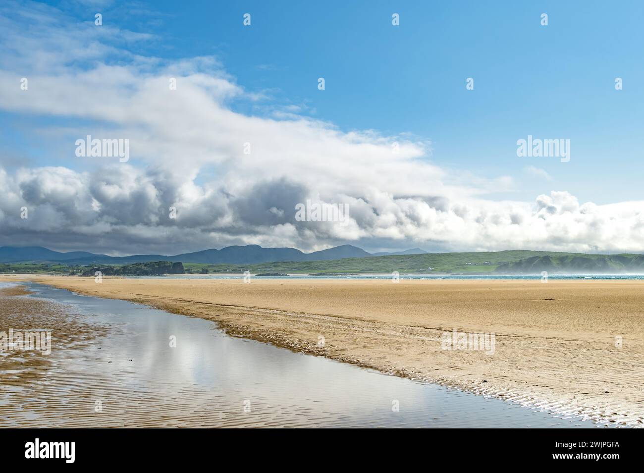 Five Finger Strand, einer der berühmtesten Strände in Inishowen, bekannt für seinen unberührten Sand und die umliegende felsige Küste mit einigen der höchsten s Stockfoto