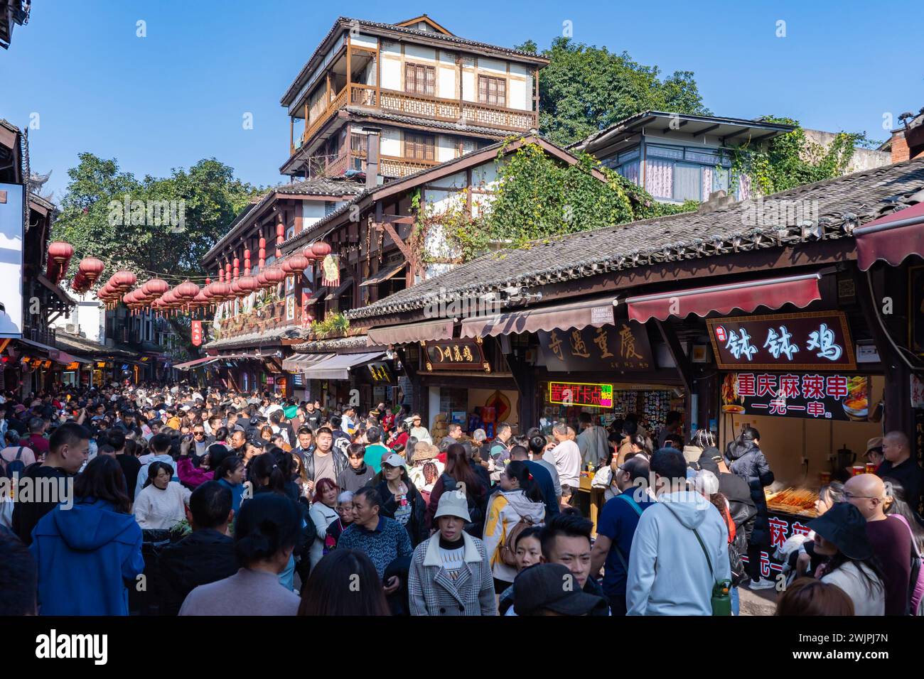 CHONGQING, CHINA - 16. FEBRUAR 2024 - Touristen strömen am 16. Februar 2024 in die antike Stadt Ciqikou in Chongqing, China. Es wird berichtet, dass der 2024 Sprin Stockfoto