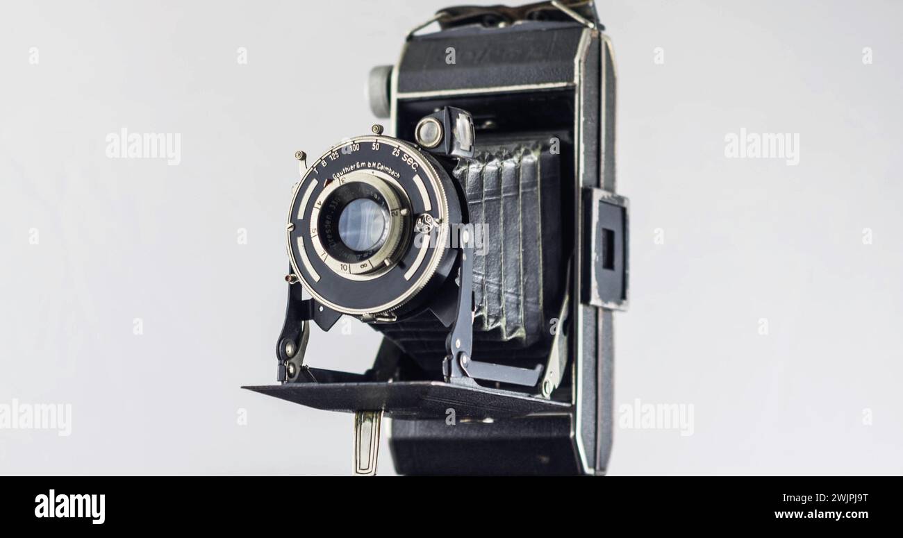Schwarz-verchromtes Gehäuse der alten Kamera auf weißem Hintergrund. Alte Filmbalg-Kamera Stockfoto