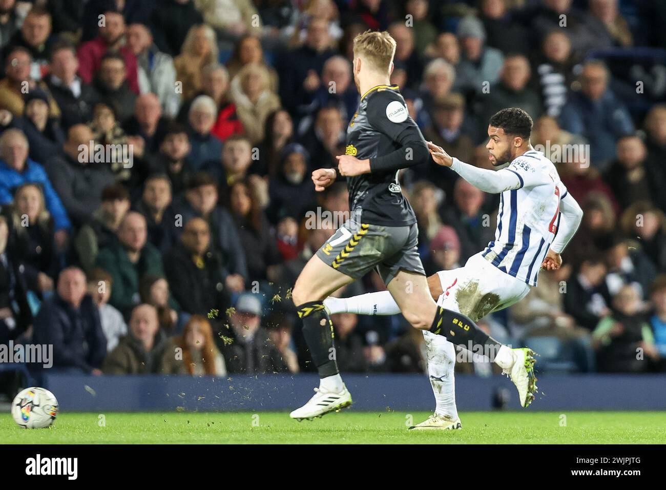 West Bromwich, Großbritannien. Februar 2024. Darnell Furlong, Darnell Furlong von West Bromwich Albion, spielt am 16. Februar 2024 beim EFL Sky Bet Championship-Spiel zwischen West Bromwich Albion und Southampton in den Hawthorns in West Bromwich, England. Foto von Stuart Leggett. Nur redaktionelle Verwendung, Lizenz für kommerzielle Nutzung erforderlich. Keine Verwendung bei Wetten, Spielen oder Publikationen eines einzelnen Clubs/einer Liga/eines Spielers. Quelle: UK Sports Pics Ltd/Alamy Live News Stockfoto