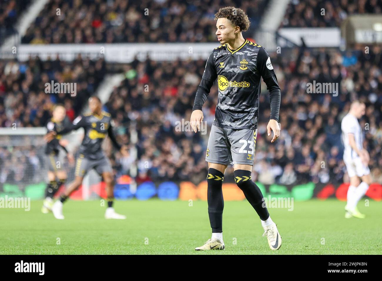 West Bromwich, Großbritannien. Februar 2024. Samuel Edozie aus Southampton während des EFL Sky Bet Championship-Spiels zwischen West Bromwich Albion und Southampton bei den Hawthorns in West Bromwich, England am 16. Februar 2024. Foto von Stuart Leggett. Nur redaktionelle Verwendung, Lizenz für kommerzielle Nutzung erforderlich. Keine Verwendung bei Wetten, Spielen oder Publikationen eines einzelnen Clubs/einer Liga/eines Spielers. Quelle: UK Sports Pics Ltd/Alamy Live News Stockfoto