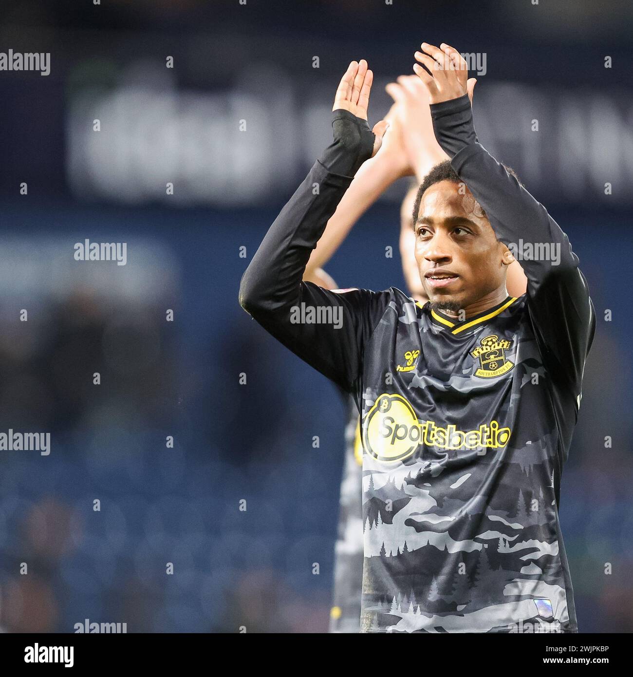 West Bromwich, Großbritannien. Februar 2024. Southampton's Kyle Walker-Peters appl.auds die Fans in Vollzeit während des EFL Sky Bet Championship-Spiels zwischen West Bromwich Albion und Southampton bei den Hawthorns, West Bromwich, England am 16. Februar 2024. Foto von Stuart Leggett. Nur redaktionelle Verwendung, Lizenz für kommerzielle Nutzung erforderlich. Keine Verwendung bei Wetten, Spielen oder Publikationen eines einzelnen Clubs/einer Liga/eines Spielers. Quelle: UK Sports Pics Ltd/Alamy Live News Stockfoto