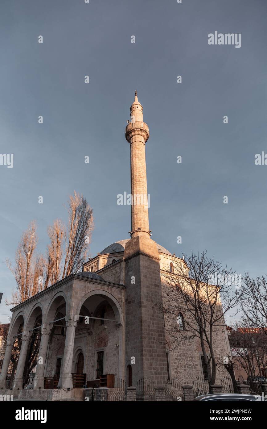 Pristina, Kosovo - 5. Februar 2024: Sultan Murat Moschee ist eine Moschee aus der Zeit des Osmanischen Reiches im Zentrum der Stadt Pristina, der Hauptstadt des Kosovo. Stockfoto
