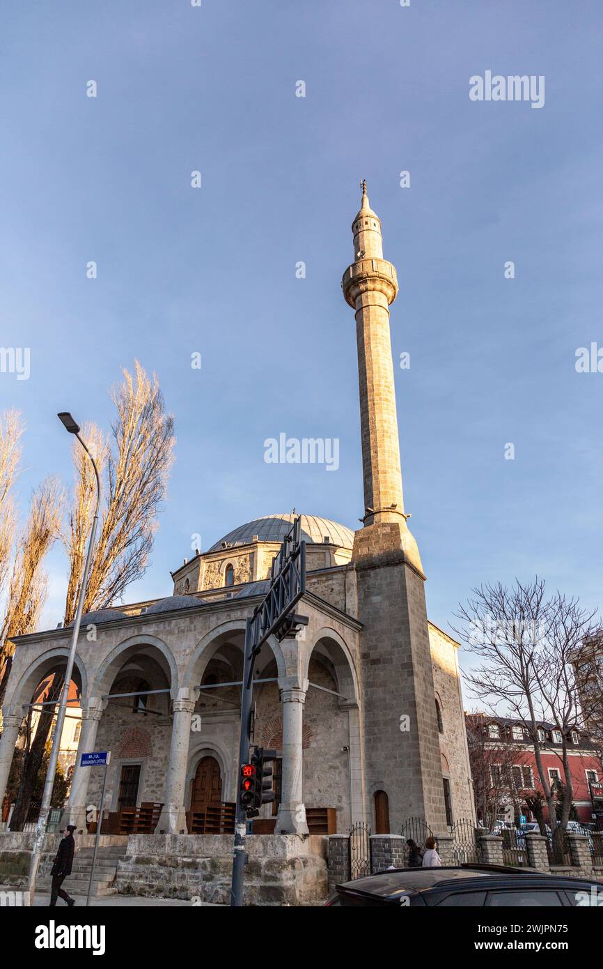Pristina, Kosovo - 5. Februar 2024: Sultan Murat Moschee ist eine Moschee aus der Zeit des Osmanischen Reiches im Zentrum der Stadt Pristina, der Hauptstadt des Kosovo. Stockfoto