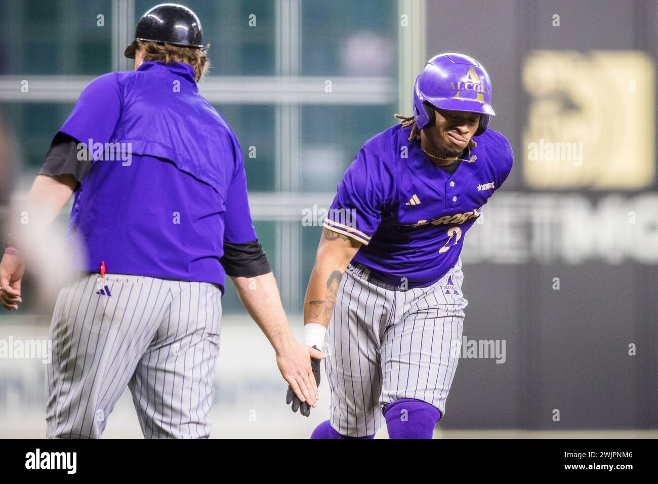 16. Februar 2024: Alcorn State Braves erster Baseman Kalum Banks Jr. (22) gratuliert zu seinem Heimlauf während des NCAA-Baseballspiels zwischen den Alcorn State Braves und den Southern University Jaguars im Cactus Jack HBCU Classic im Minute Maid Park in Houston, Texas, 2024. Prentice C. James/CSM Stockfoto