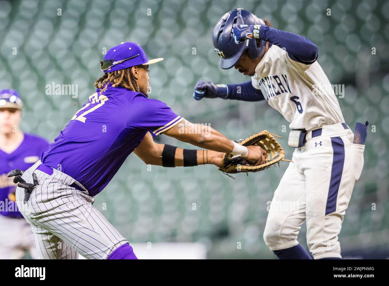 Februar 2024: Quincy Smith (6), der Außenseiter der Southern University Jaguars, entzieht sich dem Tag des ersten Basemans Kalum Banks Jr. (22) von Alcorn State Braves während des NCAA-Baseballspiels zwischen den Alcorn State Braves und den Southern University Jaguars im Cactus Jack HBCU Classic im Minute Maid Park in Houston, Texas, 2024. Prentice C. James/CSM Stockfoto