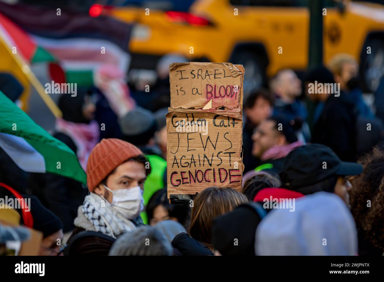 NEW YORK, NEW YORK – 16. FEBRUAR: Studenten aus New York City schlossen sich während eines stadtweiten Schulbesuchs an, bei einer Kundgebung vor der Hauptfiliale der New York City Public Library am 16. Februar 2024 in New York City zu einem dauerhaften Waffenstillstand aufzurufen. Das Gesundheitsministerium im Gazastreifen sagte, dass die Zahl der Todesopfer seit Beginn des israelisch-Hamas-Konflikts am 7. Oktober 2023 über 30.000 Menschen liegt, davon etwa zwei Drittel Frauen und Kinder. (Foto: Michael Nigro/SIPA USA) Credit: SIPA USA/Alamy Live News Stockfoto