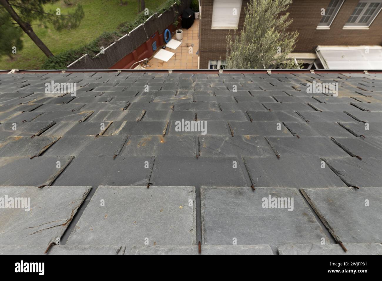 Satteldächer mit schwarzen Schieferziegeln in einem Einfamilienhaus Stockfoto