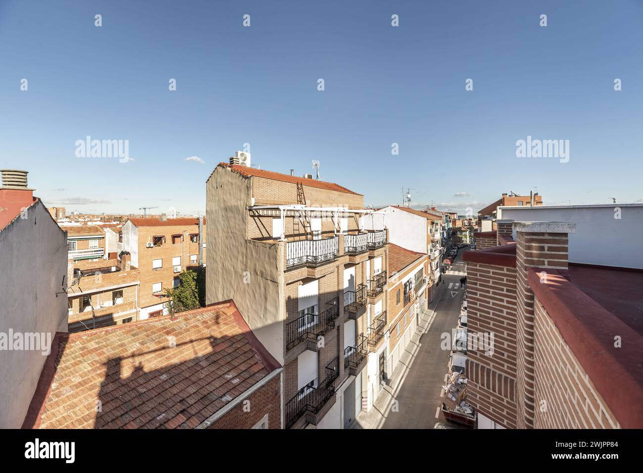 Blick auf Gebäude in einer städtischen Straße in einem Wohnviertel Stockfoto