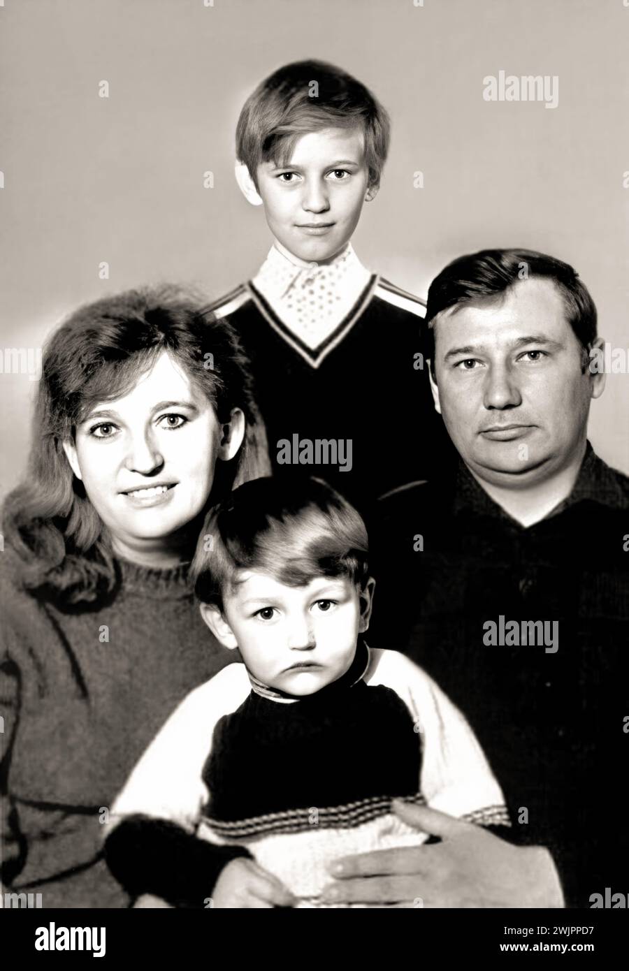 1987 c. , URSS : der russische Rechtsanwalt und Politiker ALEXEJ NAWALNY ( Aleksej Naval'nyj , 1976 - 2024 ), großer Oppositionsführer des russischen Diktators WLADIMIR PUTIN ( geboren 1952 ), als er ein junger Junge im Alter von 11 Jahren war und seine Familie von Vater ANATOLI NAWALNY komponierte . Mutter LYUDMILA NAVALNAYA und Bruder OLEG (* 1983). Er wurde von Amnesty International als Gewissensgefangener anerkannt und 2021 mit dem Sacharow-Preis für seine Arbeit im Bereich Menschenrechte ausgezeichnet. Unbekannter Fotograf. - OPPOSITORE POLITICO - RUSSLAND - POLITICO - POLITICA - POLITIC - personalità personalità da giovane giovani Stockfoto