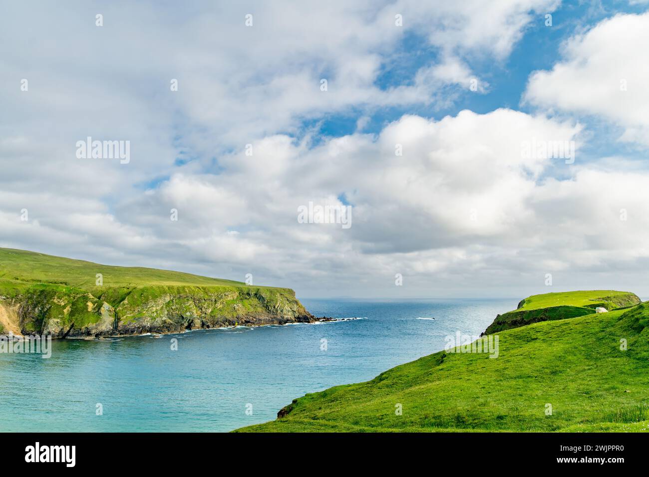 Silver Strand, ein Sandstrand in einer geschützten, hufeisenförmigen Bucht in Malin Beg, nahe Glencolmcille, im Südwesten des County Donegal. Wild Atlan Stockfoto