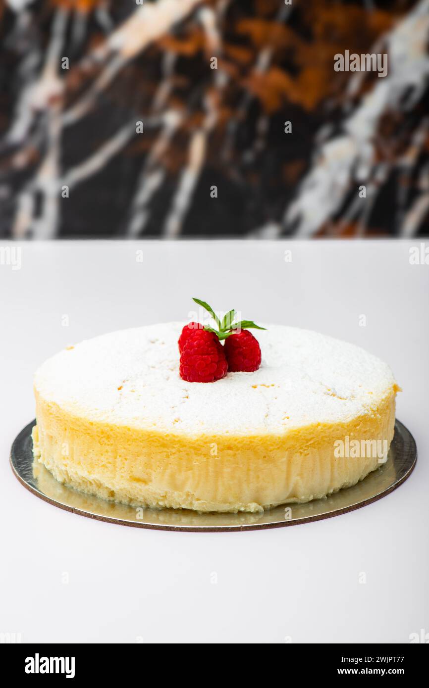 Weicher und flauschiger japanischer Chizu-Käsekuchen im Souffle-Stil Stockfoto