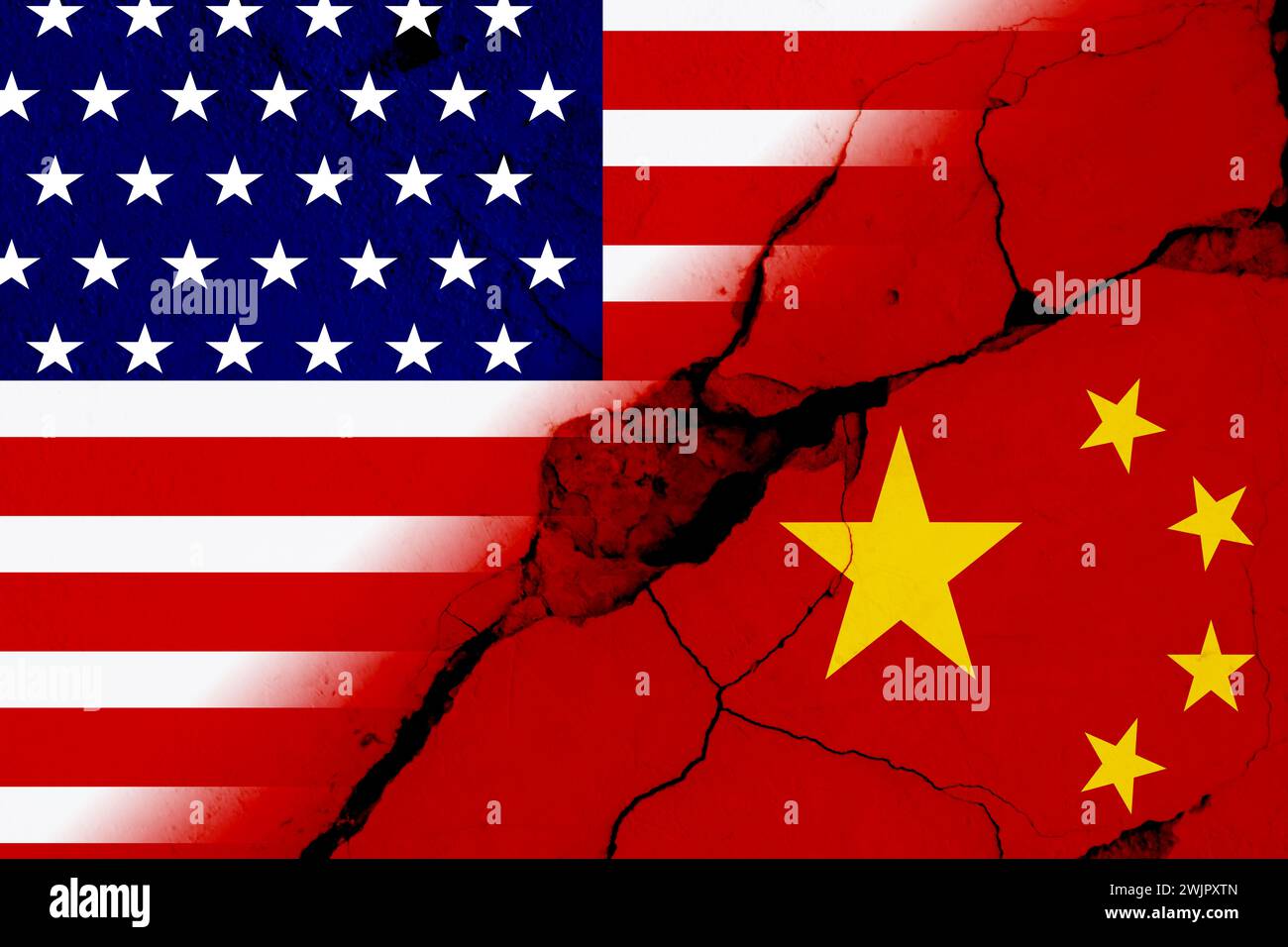 Flaggen von USA und China an einer zerbrochenen Mauer. Internationale diplomatische Beziehungen Stockfoto