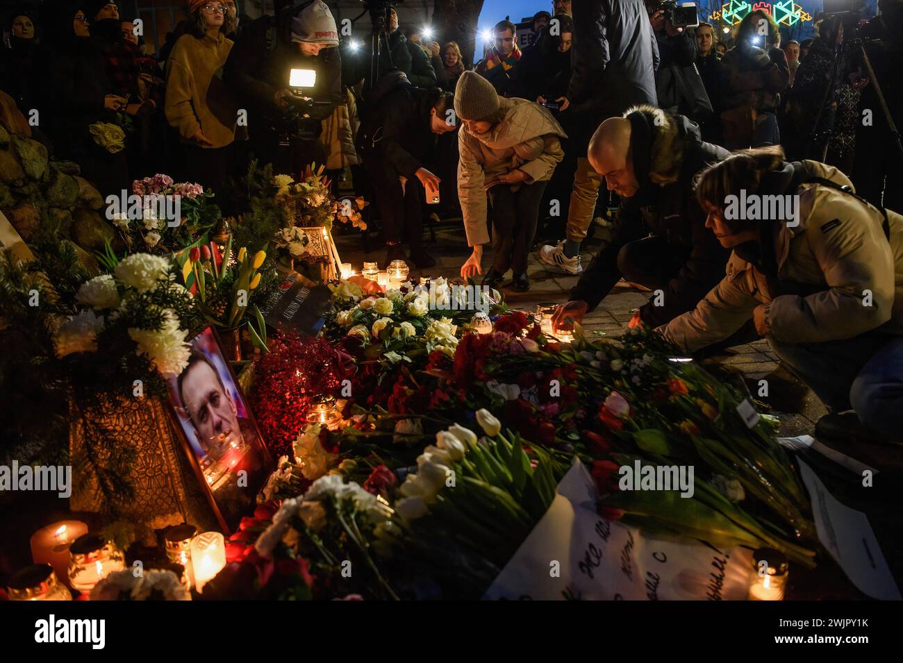 Vilnius, Litauen. Februar 2024. Die Menschen legen Blumen und stellen Kerzen an das Denkmal für die Opfer der politischen Repression in Vilnius, um das Gedenken an den russischen Oppositionspolitiker Alexej Nawalny zu ehren, der in einem russischen Gefängnis starb. Nawalny, ein prominenter Vertreter der russischen Opposition, starb am 16. Februar in einer Arktischen Gefängniskolonie in der Region Yamalo-Nenzen in Nordsibirien, wo er eine 19-jährige Haftstrafe verbüßte. (Foto: Yauhen Yerchak/SOPA Images/SIPA USA) Credit: SIPA USA/Alamy Live News Stockfoto