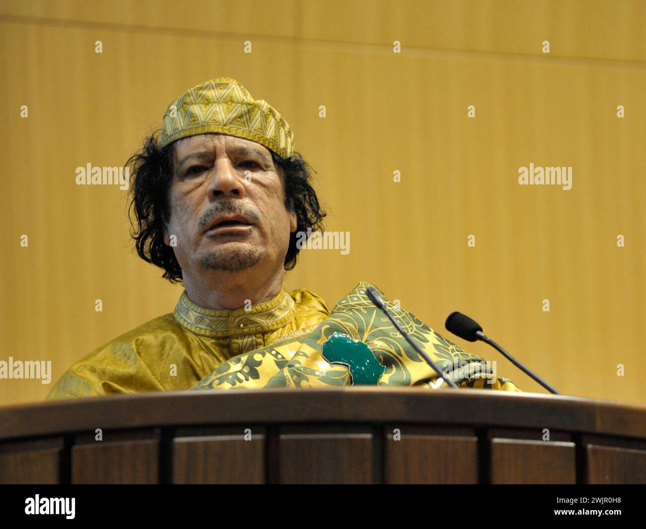 Februar 2009. Addis Abeba, Äthiopien. Muammar Gaddafi, der libysche Staatschef, hält seine erste Rede als Vorsitzender der Afrikanischen Union im Plenarsaal des UN-Gebäudes während des 12. Gipfels der Afrikanischen Union. Stockfoto