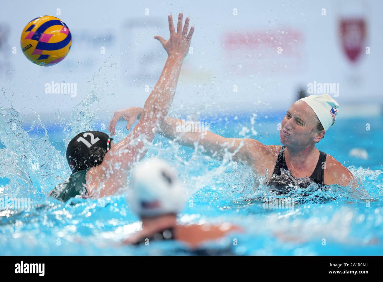 Doha, Katar. Februar 2024. Kaleigh Gilchrist(R) aus den Vereinigten Staaten tritt beim Wasserball-Goldmedaillenspiel der Frauen zwischen den Vereinigten Staaten und Ungarn bei der Aquatikweltmeisterschaft 2024 in Doha, Katar, am 16. Februar 2024 an. Quelle: Xue Yuge/Xinhua/Alamy Live News Stockfoto