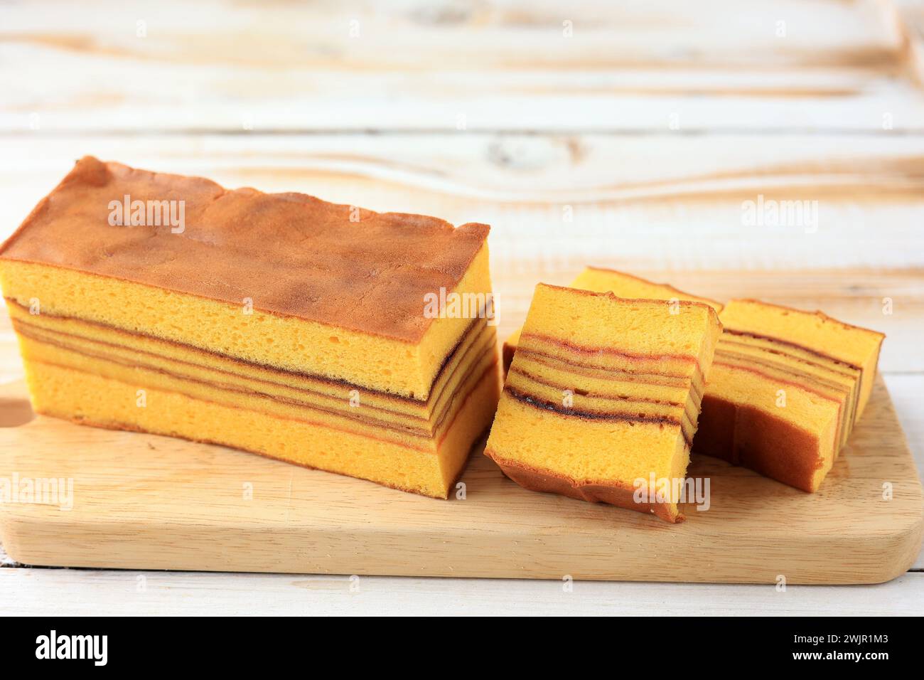 Lapis Filipina oder Philipines Layer Cake. Surabaya Layer Cake kombiniert mit Lapis Legit. Stockfoto