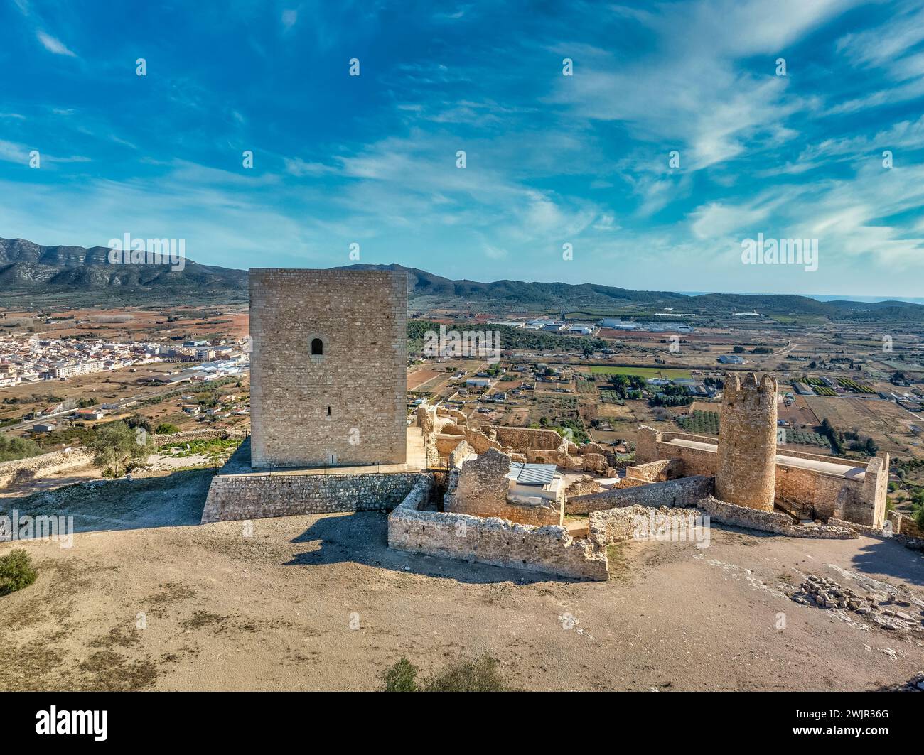 Blick aus der Vogelperspektive auf die Burg Ulldecona, den Gipfel der Serra Grossa, die ehemalige Grenzbefestigung, die alte Kirche, den emblematischen runden Turm und den quadratischen Donjon Stockfoto