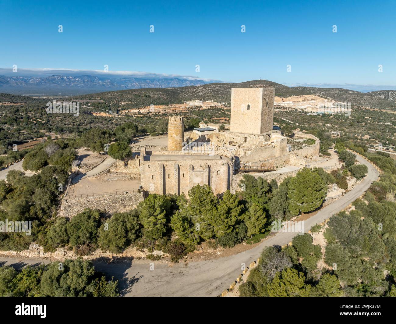 Blick aus der Vogelperspektive auf die Burg Ulldecona, den Gipfel der Serra Grossa, die ehemalige Grenzbefestigung, die alte Kirche, den emblematischen runden Turm und den quadratischen Donjon Stockfoto