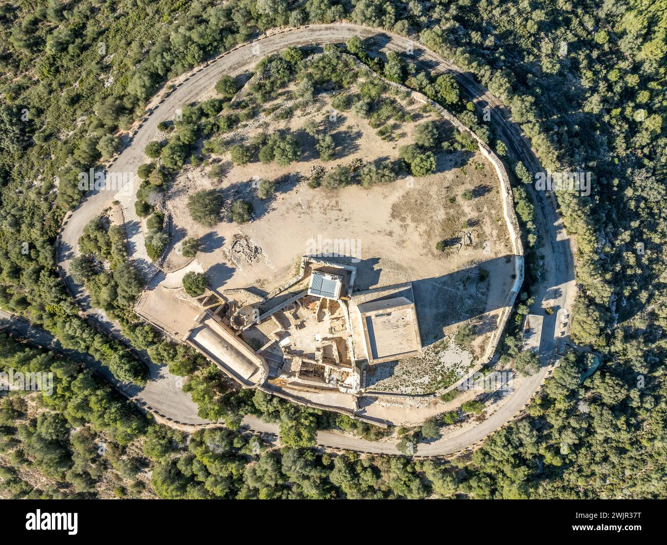 Blick aus der Vogelperspektive auf die Burg Ulldecona, den Gipfel der Serra Grossa, die ehemalige Grenzbefestigung, die alte Kirche, den emblematischen runden Turm und den quadratischen Donjon Stockfoto