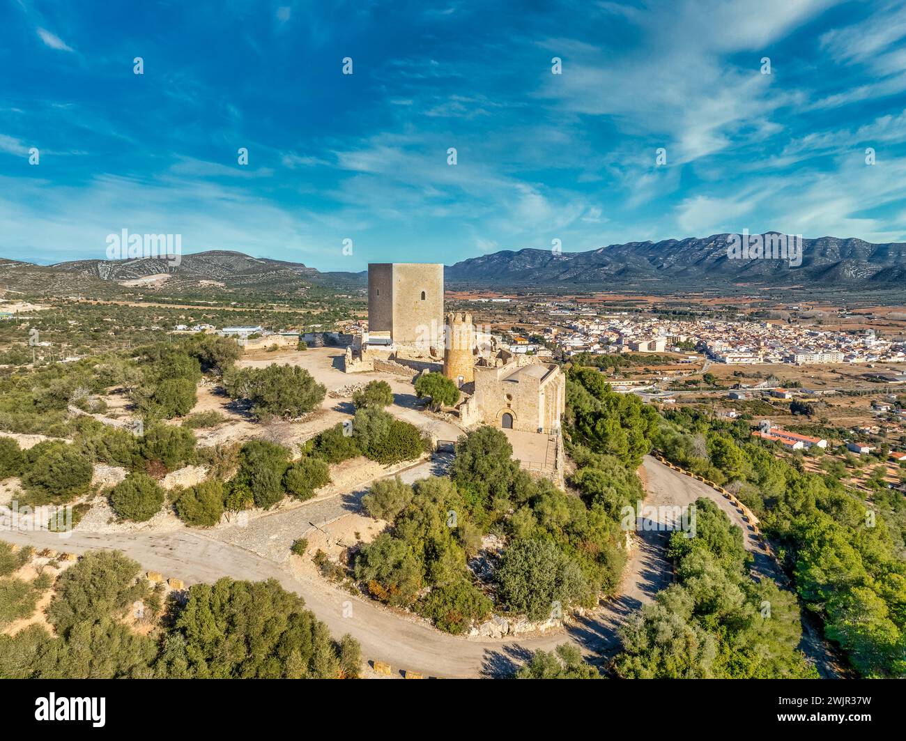 Blick aus der Vogelperspektive auf die Burg Ulldecona, den Gipfel der Serra Grossa, die ehemalige Grenzbefestigung, die alte Kirche, den emblematischen runden Turm und den quadratischen Donjon Stockfoto
