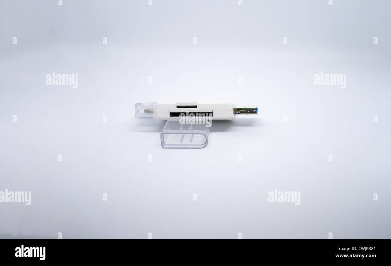 Speicheradapter mit mehreren Eingängen, anpassbar an USB 3,0, OTG und USB Typ C. Adapter für usb, Micro sd und sd Stockfoto