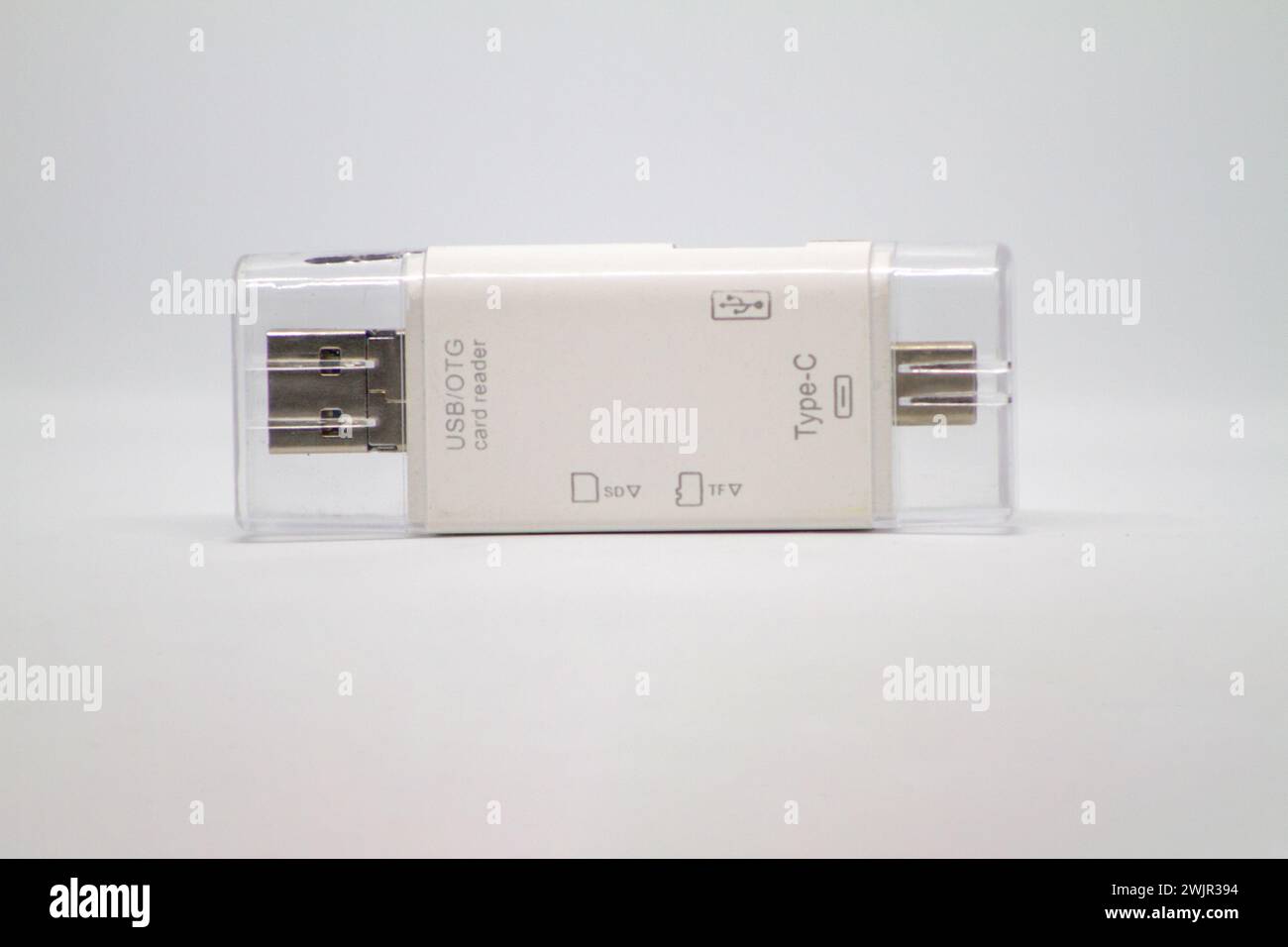 Speicheradapter mit mehreren Eingängen, anpassbar an USB 3,0, OTG und USB Typ C. Adapter für usb, Micro sd und sd Stockfoto
