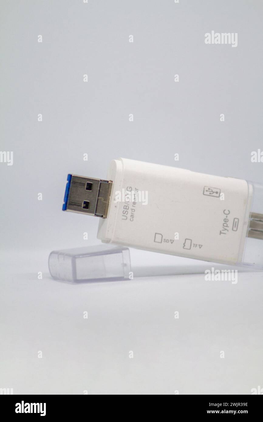 Speicheradapter mit mehreren Eingängen, anpassbar an USB 3,0, OTG und USB Typ C. Adapter für usb, Micro sd und sd Stockfoto
