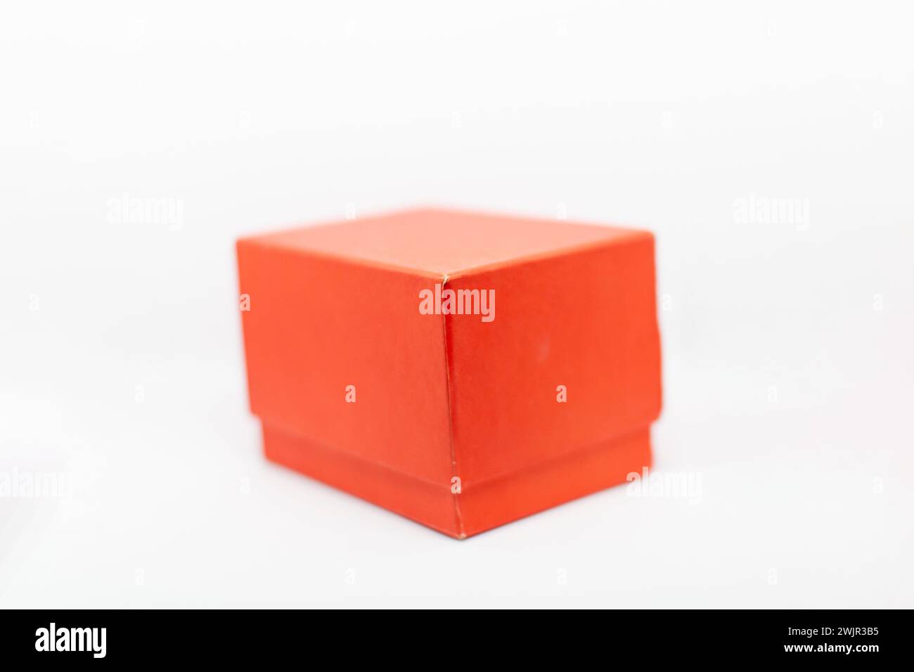 Rote Geschenkbox auf weißem Hintergrund Stockfoto