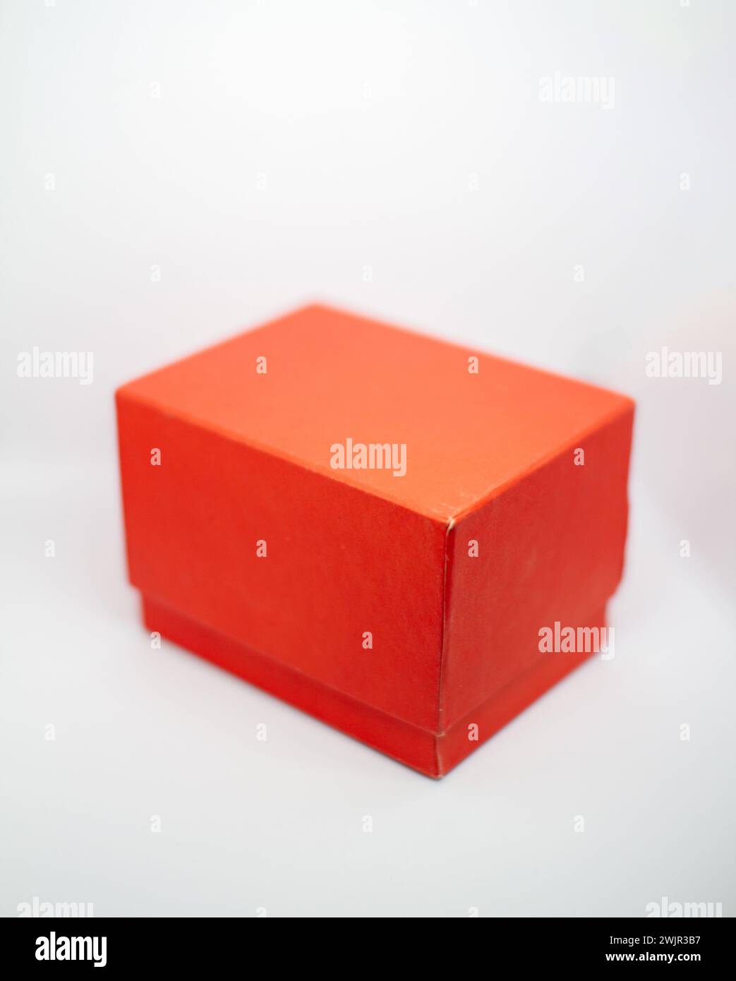 Rote Geschenkbox auf weißem Hintergrund Stockfoto