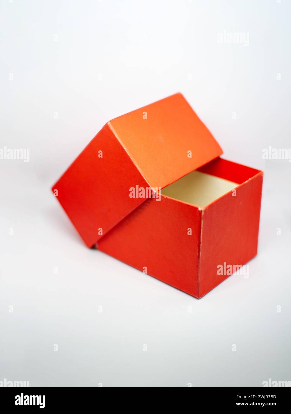 Rote Geschenkbox auf weißem Hintergrund Stockfoto
