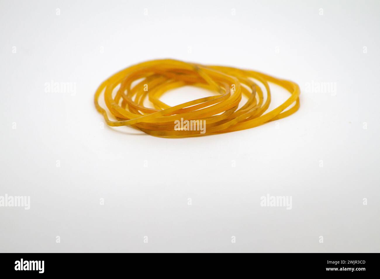 Viele gruppierte gelbe Kautschuke auf weißem Hintergrund Stockfoto