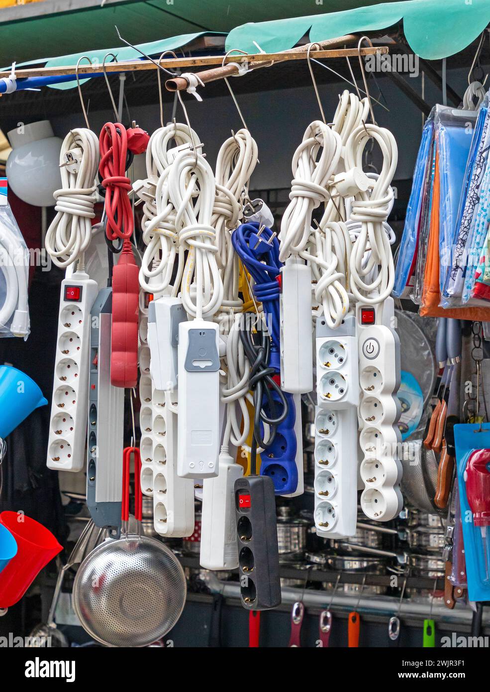 Europäische elektrische Verlängerungskabel, die im Außenbereich auf einem Markt verkauft werden Stockfoto