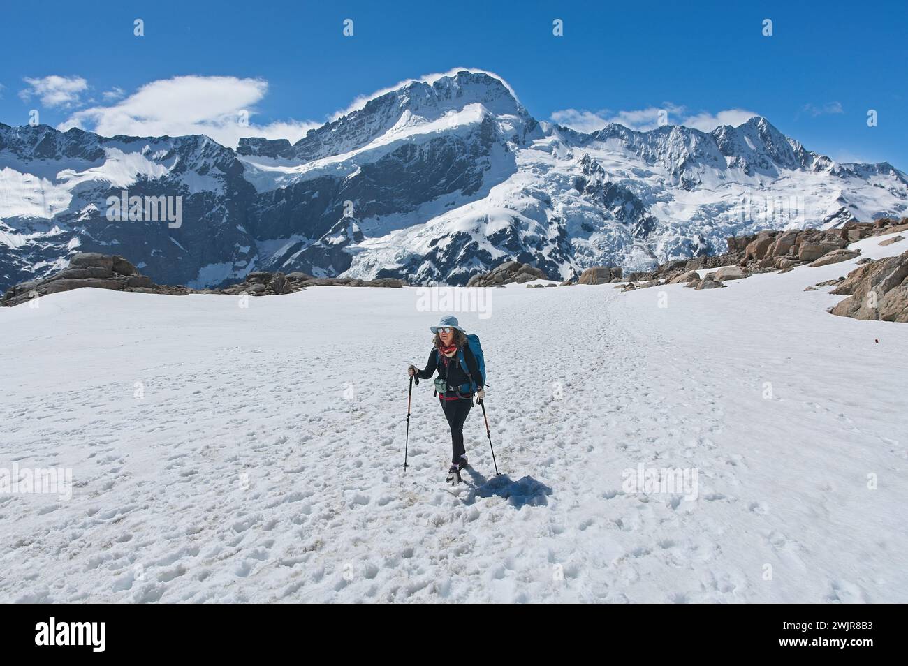 Eine Frau trotzt der gefrorenen Landschaft der Mount Cook Region in Neuseeland, während sie durch Gletscherlandschaften wandert Stockfoto