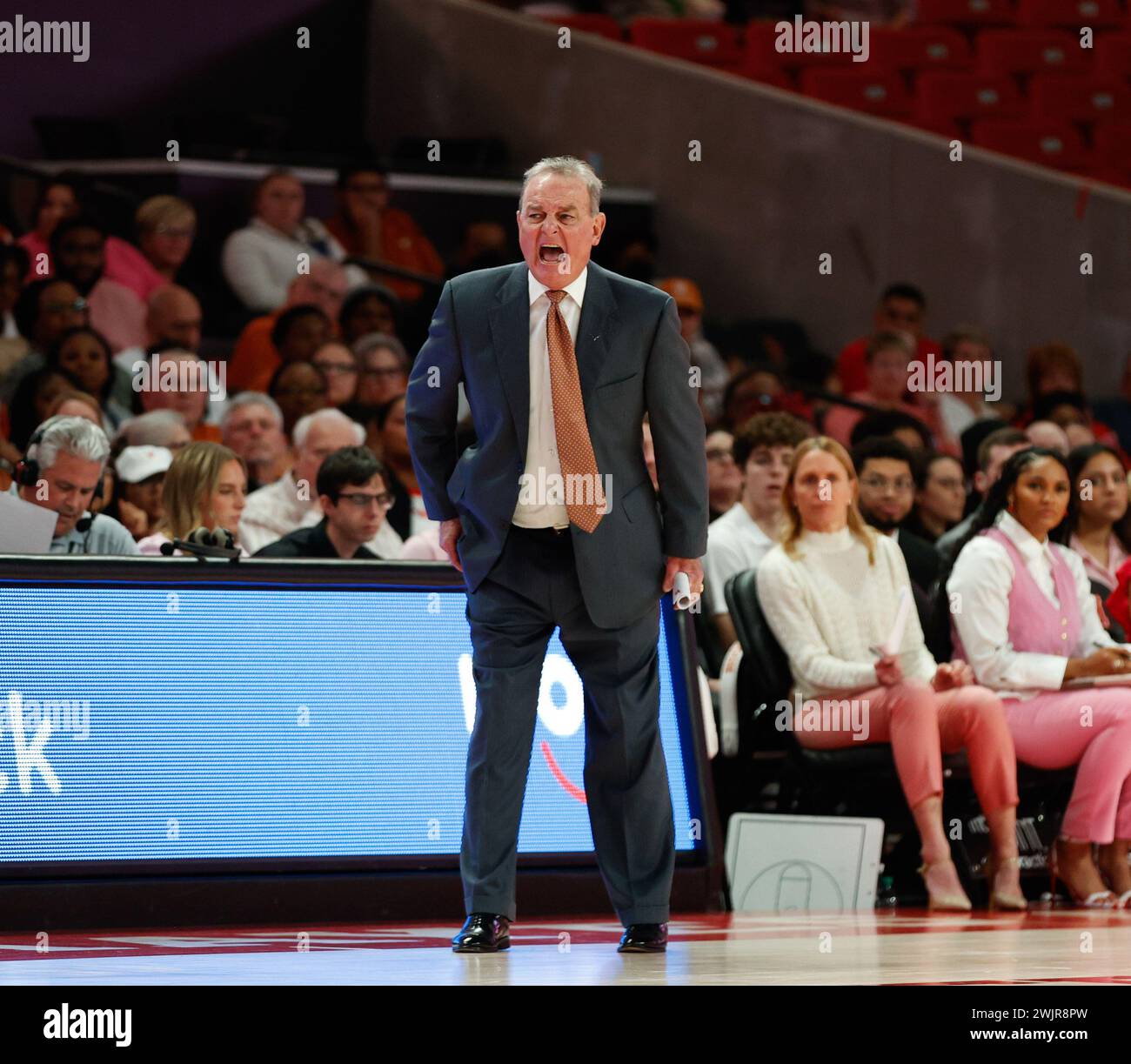 14. Februar 2024: Texas-Cheftrainer Vic Schaefer während eines Big 12 Frauen Basketballspiels zwischen den Houston Cougars und den Texas Longhorns am 14. Februar 2024 in Houston. Texas gewann 82:66. (Kreditbild: © Scott Coleman/ZUMA Press Wire) NUR REDAKTIONELLE VERWENDUNG! Nicht für kommerzielle ZWECKE! Stockfoto