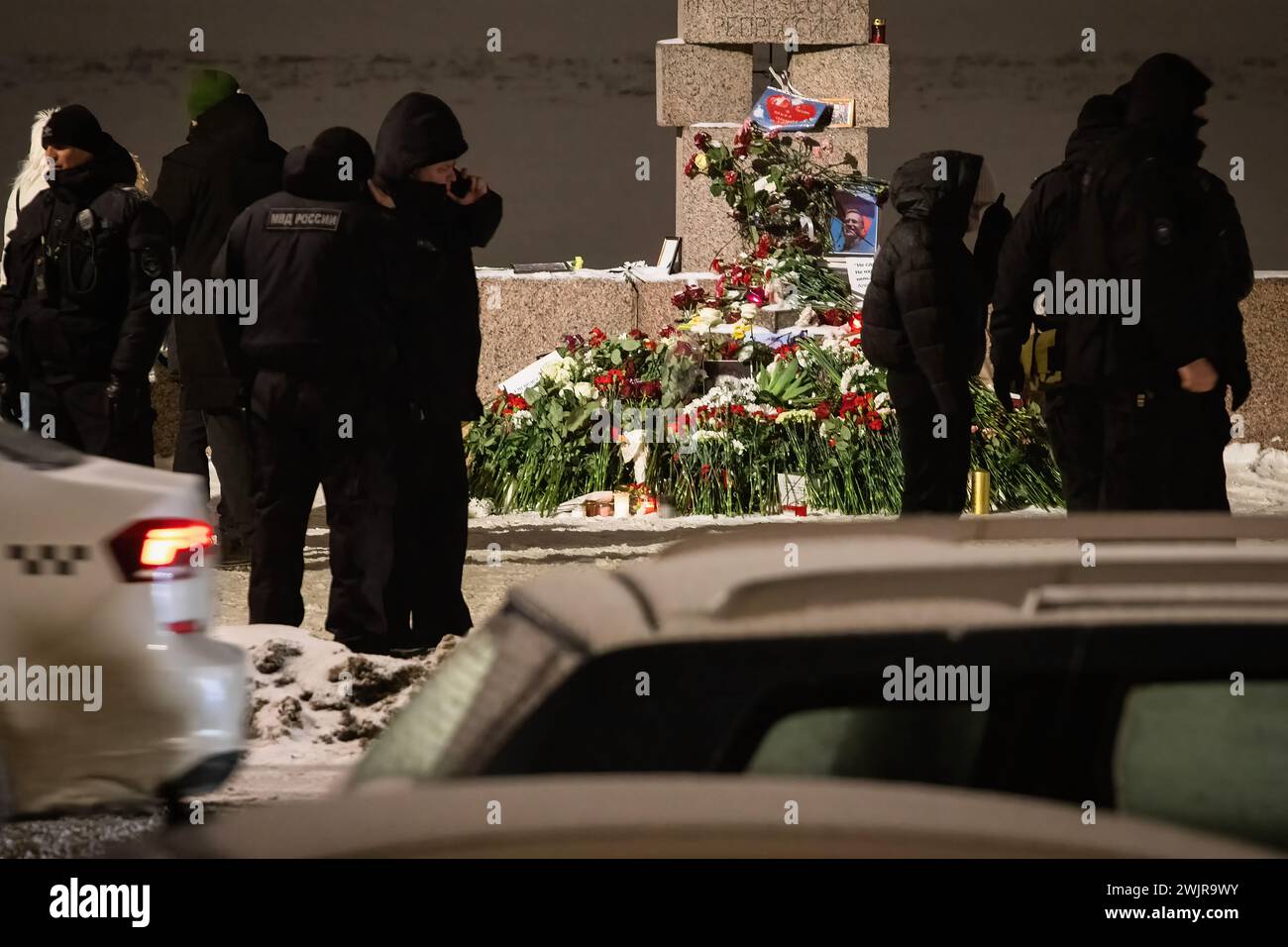 St. Petersburg, Russland. Februar 2024. Polizeibeamte sind im Dienst an einer spontanen Gedenkstätte zum Gedenken an den verstorbenen russischen Oppositionisten Alexej Nawalny, die am Denkmal für die Opfer der politischen Repression auf dem Damm von Voskresenskaya organisiert wurde. Der russische Oppositionist Alexej Nawalny starb in der Gefängniskolonie Nr. 3 im Autonomen Okrug der Yamalo-Nenzen, berichtete der Pressedienst des Bundesgefängnisses. (Foto von Artem Priakhin/SOPA Images/SIPA USA) Credit: SIPA USA/Alamy Live News Stockfoto