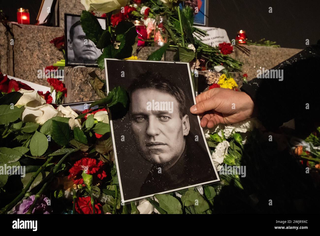 St. Petersburg, Russland. Februar 2024. Ein Blick auf eine spontane Gedenkstätte zum Gedenken an den verstorbenen russischen Oppositionisten Alexej Nawalny, organisiert am Denkmal für die Opfer der politischen Repression auf der Voskresenskaya-Botschaft. Der russische Oppositionist Alexej Nawalny starb in der Gefängniskolonie Nr. 3 im Autonomen Okrug der Yamalo-Nenzen, berichtete der Pressedienst des Bundesgefängnisses. (Foto von Artem Priakhin/SOPA Images/SIPA USA) Credit: SIPA USA/Alamy Live News Stockfoto