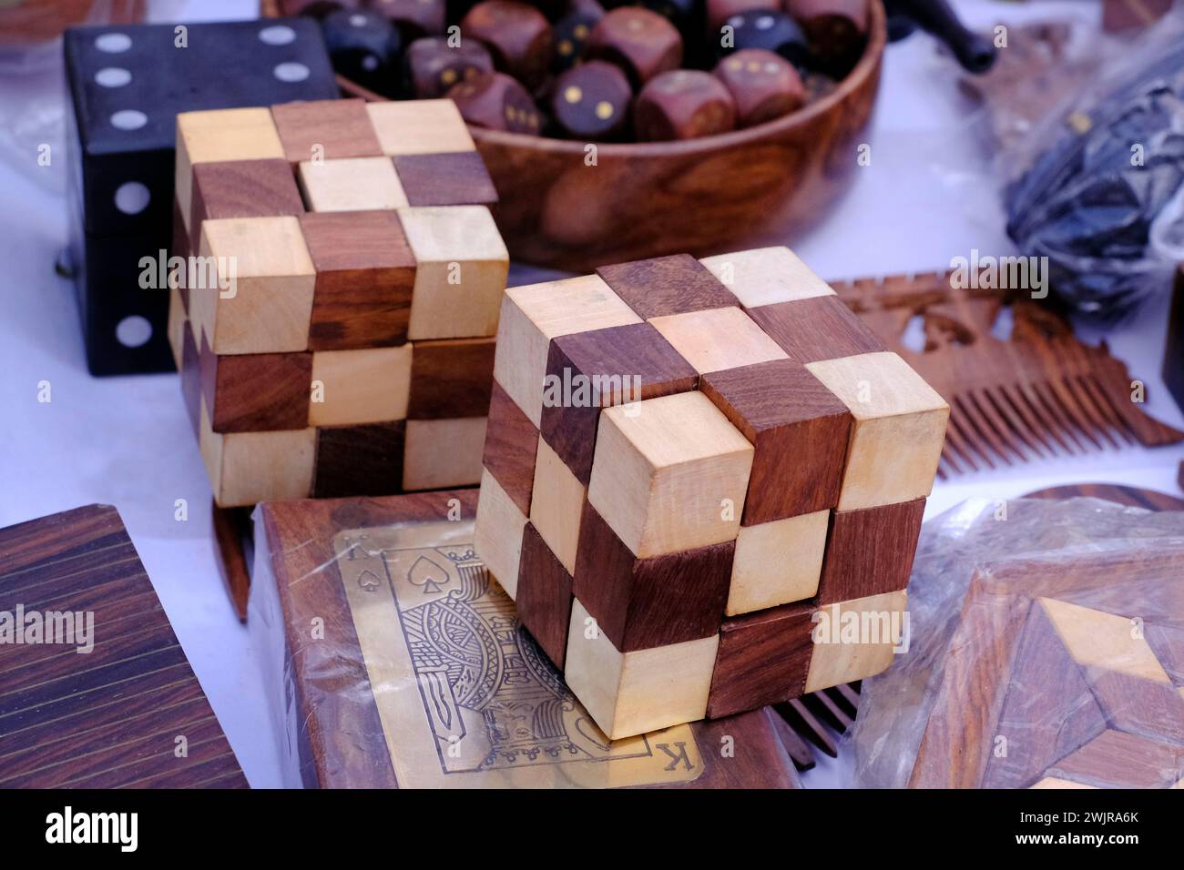 Traditionelle handgemachte bunte Spielzeug aus Holz, Holzspielzeug, Familie, selektiver Fokus. Stockfoto