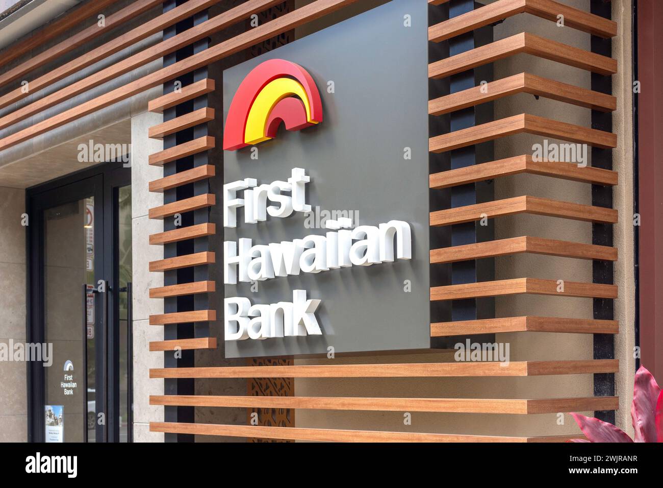 First Hawaiian Bank, Lewers Street, Waikiki, Honolulu, Oahu, Hawaii, Vereinigte Staaten von Amerika Stockfoto