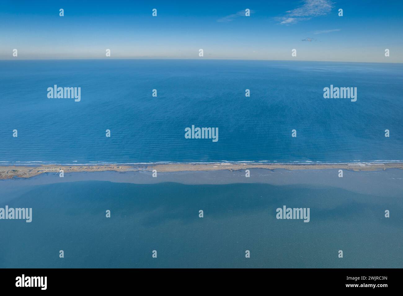 Luftaufnahme des Barra del Trabucador im Ebro-Delta bei einem Winteruntergang (Tarragona Catalonia Spanien) ESP: Vista aérea de la Barra del Trabucador Stockfoto