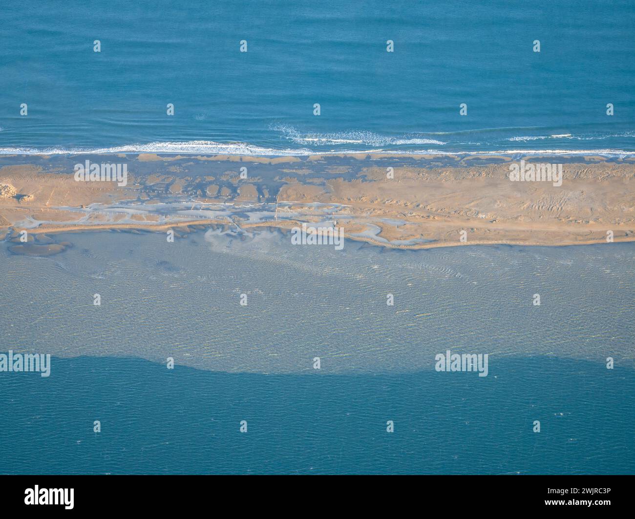 Luftaufnahme des Barra del Trabucador im Ebro-Delta bei einem Winteruntergang (Tarragona Catalonia Spanien) ESP: Vista aérea de la Barra del Trabucador Stockfoto