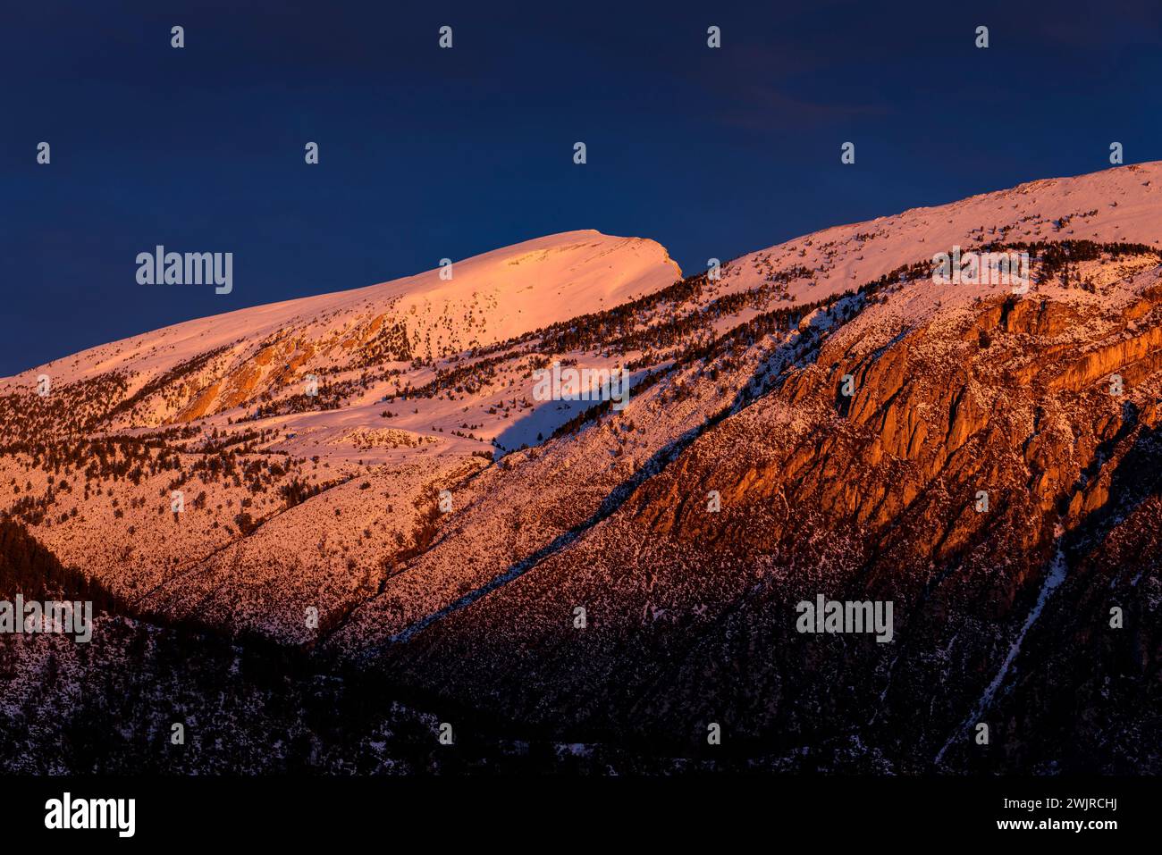 Cadí Südwand bei Sonnenaufgang, nach einem Winterschneefall, vom Aussichtspunkt Mirador de Gresolet aus gesehen (Provinz Barcelona, Katalonien, Spanien, Pyrenäen) Stockfoto