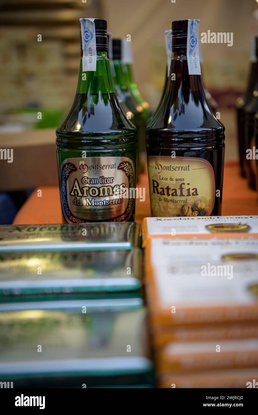 Coca und Mató (Kuchen und Frischkäse) Festival von Monistrol de Montserrat. Montserrat und „ratafia“ und „Aromes“ Liköre (Barcelona, Spanien) Stockfoto