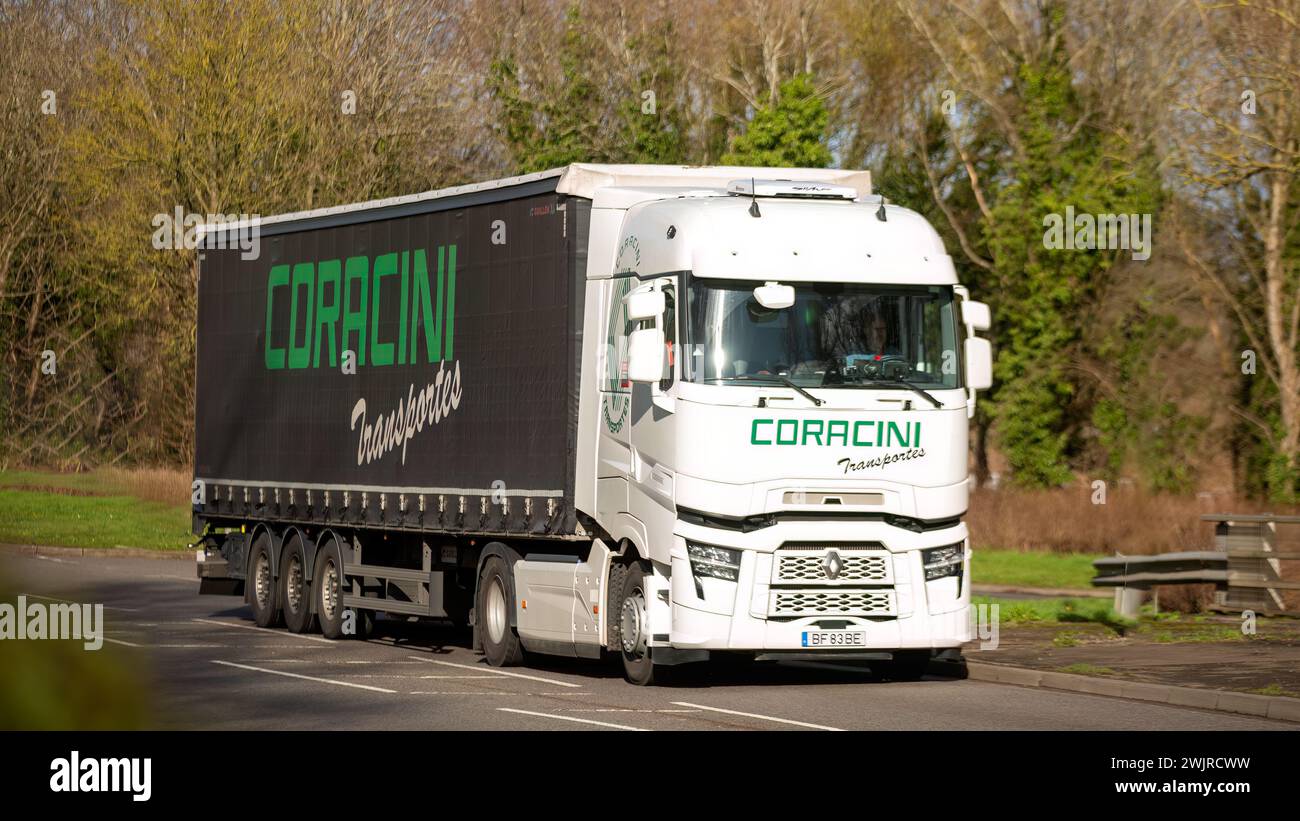 Milton Keynes, UK-Feb 16th 2024: Coracini Transportes Renault T 520 High Sleeper Cab Evolution Truck auf englischer Straße Stockfoto
